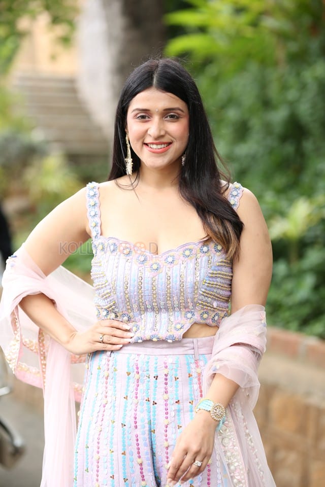 Actress Mannara Chopra at Tiragabadara Saami Movie Success Press Meet Pictures 38