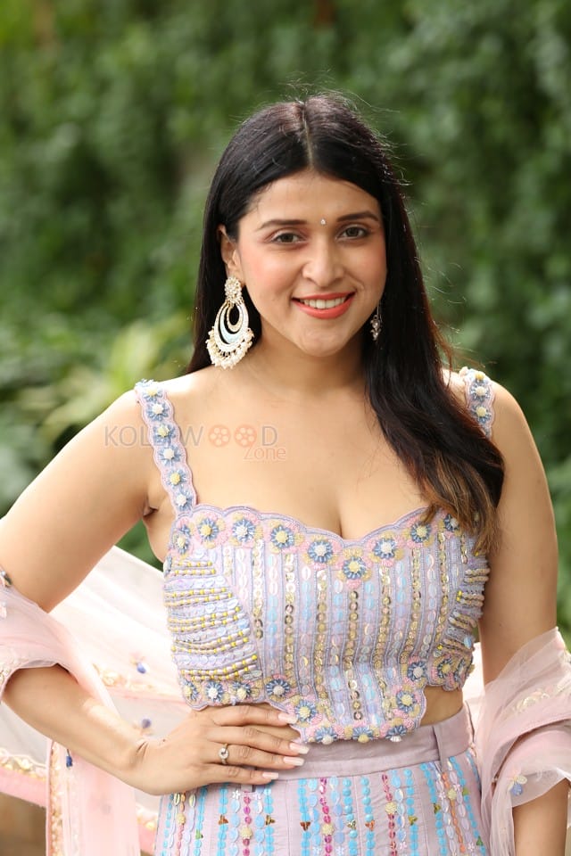 Actress Mannara Chopra at Tiragabadara Saami Movie Success Press Meet Pictures 40