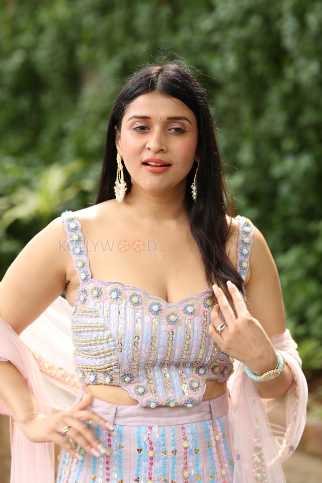 Actress Mannara Chopra at Tiragabadara Saami Movie Success Press Meet Pictures 41