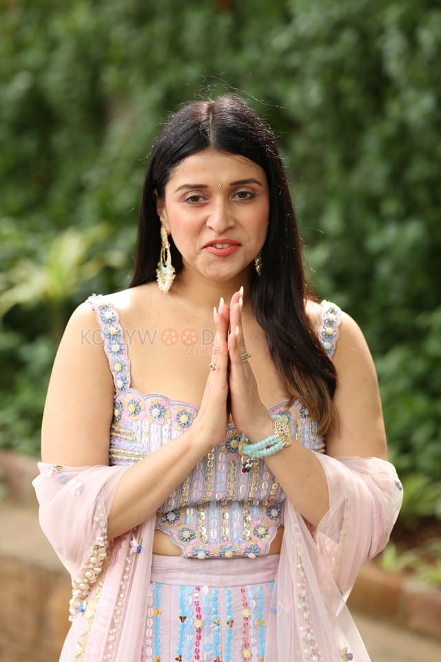 Actress Mannara Chopra at Tiragabadara Saami Movie Success Press Meet Pictures 42