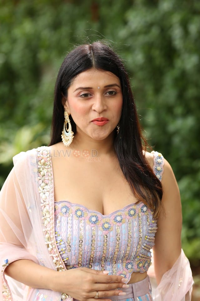 Actress Mannara Chopra at Tiragabadara Saami Movie Success Press Meet Pictures 43