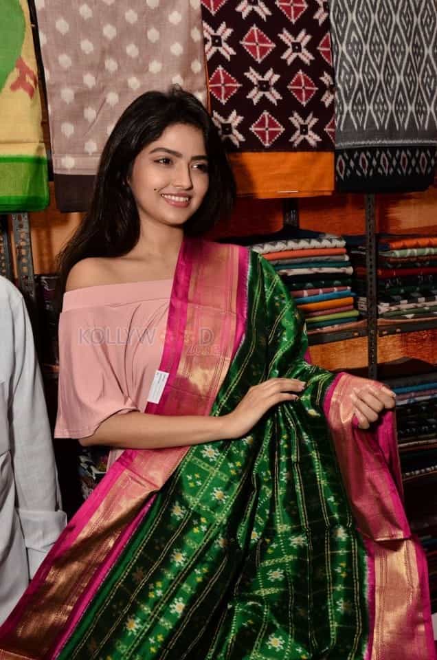 Actress Shirin Kanchwala At Pochampally Handloom Weavers Exhibition Launch Photos 29