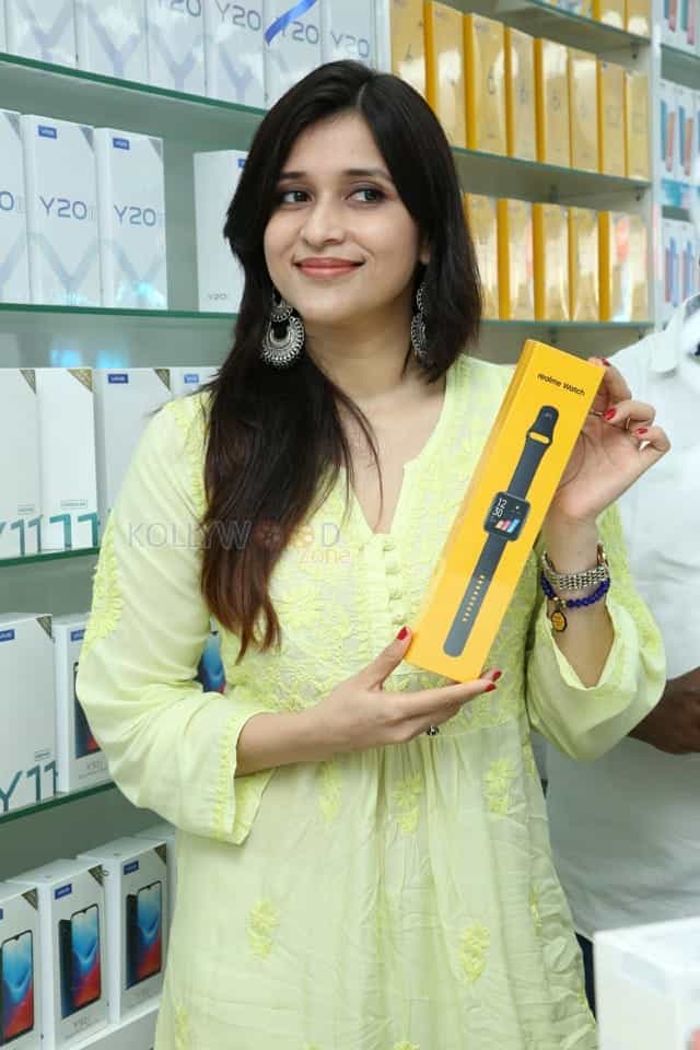 Bollywood Actress Mannara Chopra Inaugurated 55Th Cellbay Multi Brand Mobile Store At Beeramguda Photos 01