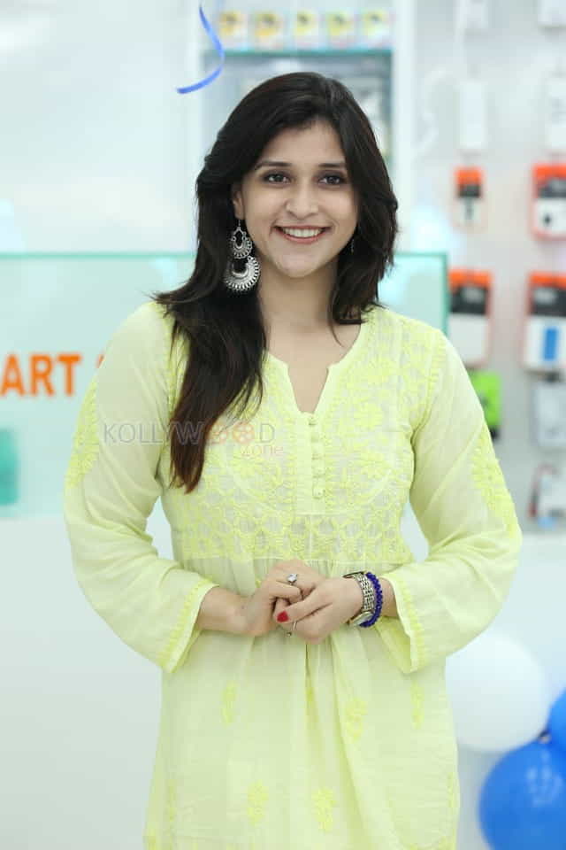 Bollywood Actress Mannara Chopra Inaugurated 55Th Cellbay Multi Brand Mobile Store At Beeramguda Photos 02