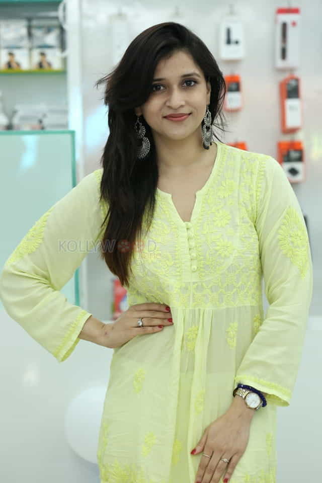 Bollywood Actress Mannara Chopra Inaugurated 55Th Cellbay Multi Brand Mobile Store At Beeramguda Photos 03