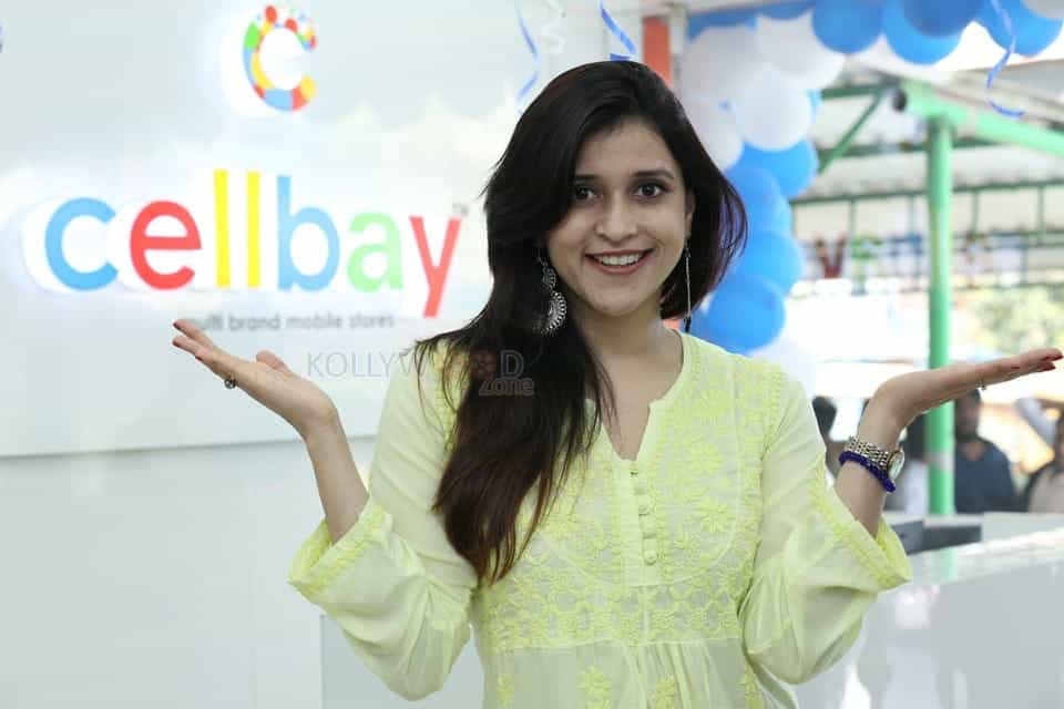 Bollywood Actress Mannara Chopra Inaugurated 55Th Cellbay Multi Brand Mobile Store At Beeramguda Photos 04