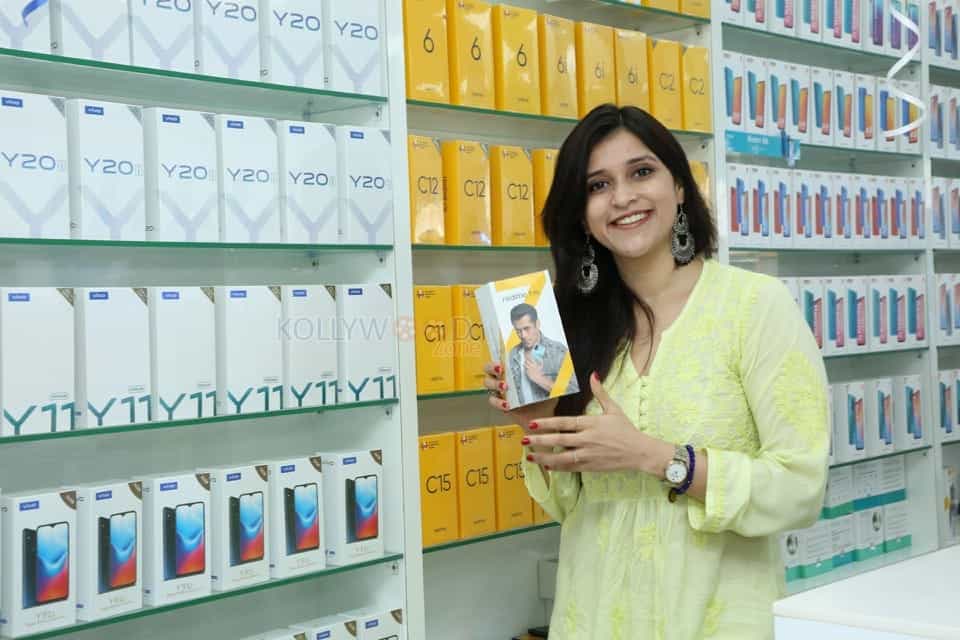 Bollywood Actress Mannara Chopra Inaugurated 55Th Cellbay Multi Brand Mobile Store At Beeramguda Photos 05