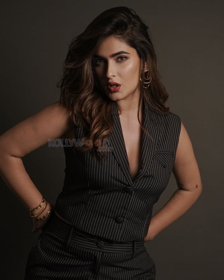 Ek Villain Returns Actress Karishma Sharma in a Black Outfit Pictures 04