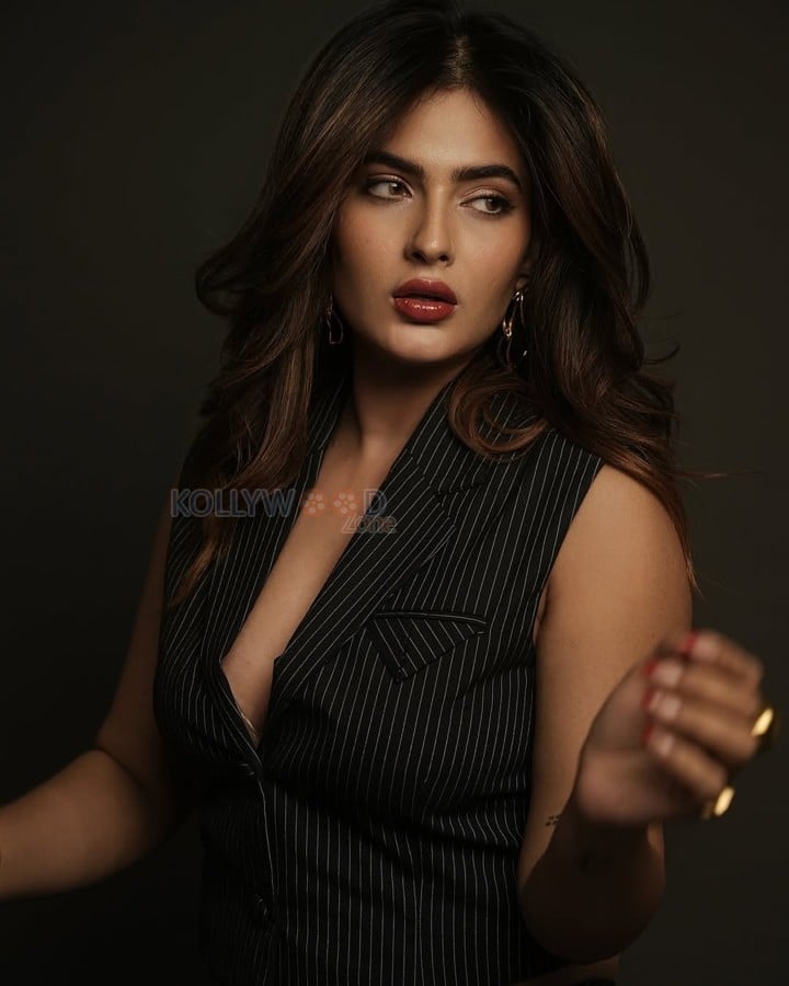 Ek Villain Returns Actress Karishma Sharma in a Black Outfit Pictures 05