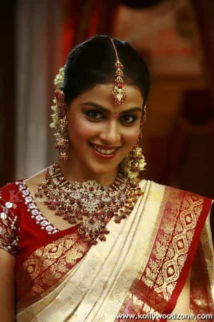 Genelia In Uthama Puthiran Movie Stills 01