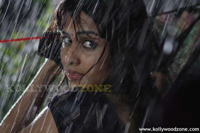 Genelia In Uthama Puthiran Movie Stills 16