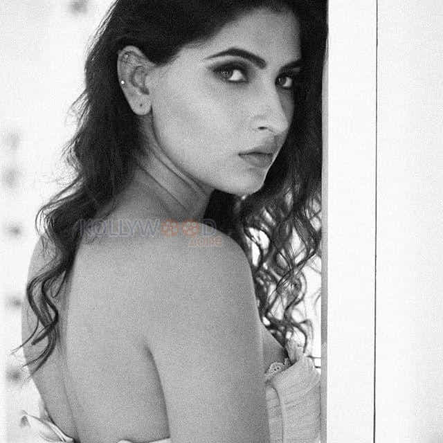 Karishma Sharma Very Hot Photos 01