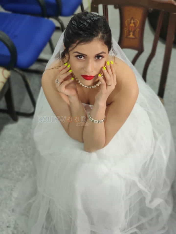 Mannara Chopra Gorgeous In Neon Nails Photos 02