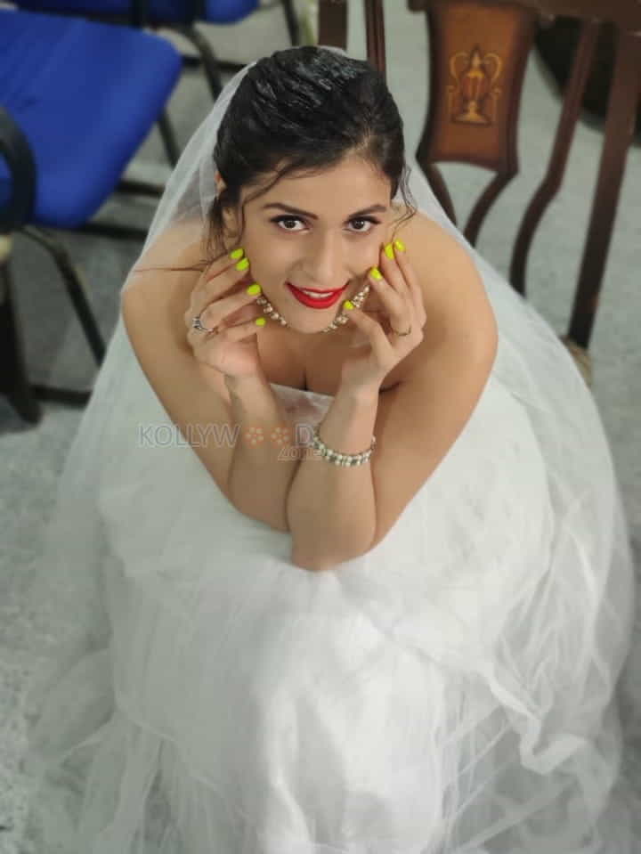 Mannara Chopra Gorgeous In Neon Nails Photos 03