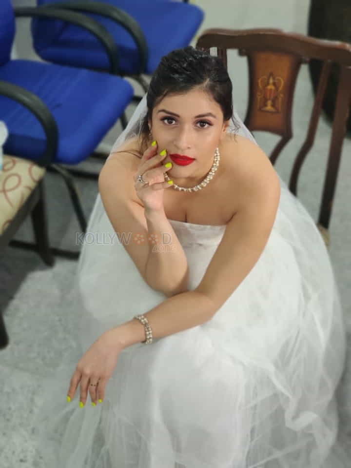 Mannara Chopra Gorgeous In Neon Nails Photos 08