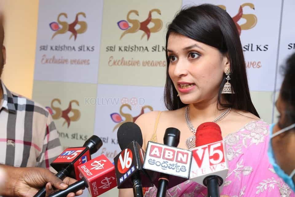 Mannara Chopra Launches Sri Krishna Silks Wedding Collections Photos 06