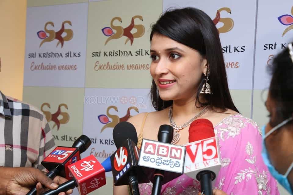 Mannara Chopra Launches Sri Krishna Silks Wedding Collections Photos 07