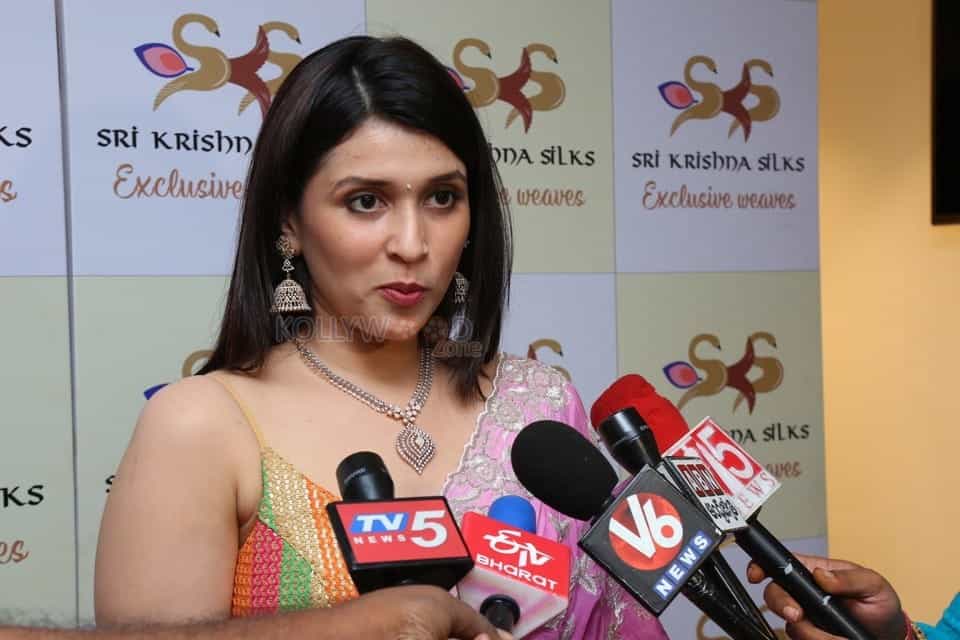 Mannara Chopra Launches Sri Krishna Silks Wedding Collections Photos 08