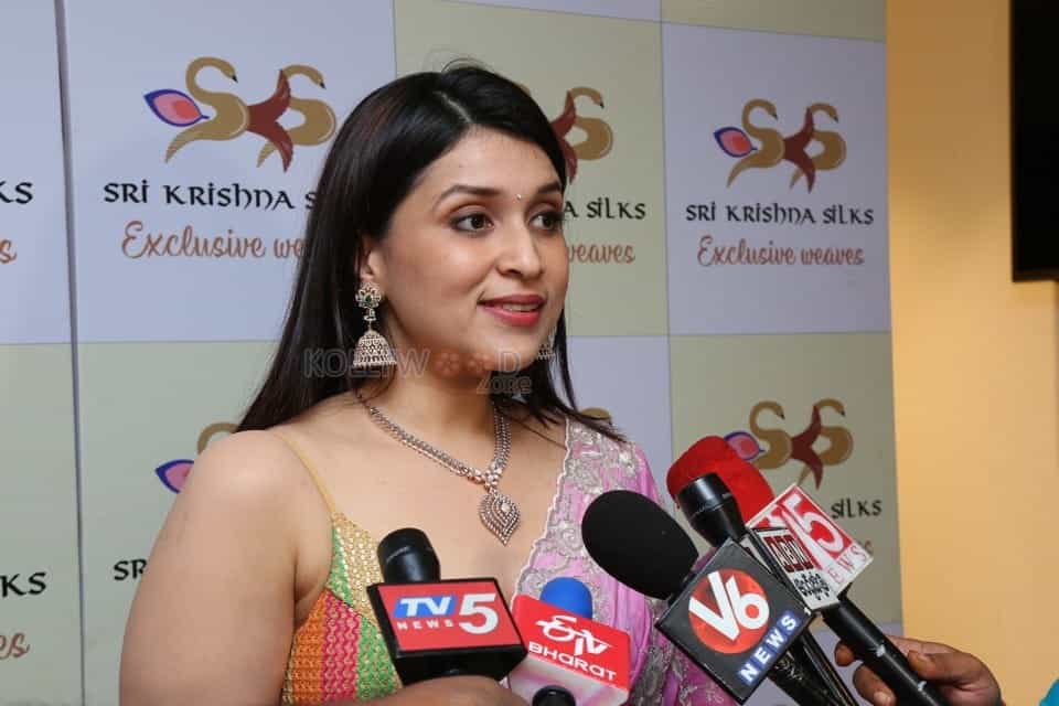 Mannara Chopra Launches Sri Krishna Silks Wedding Collections Photos 09