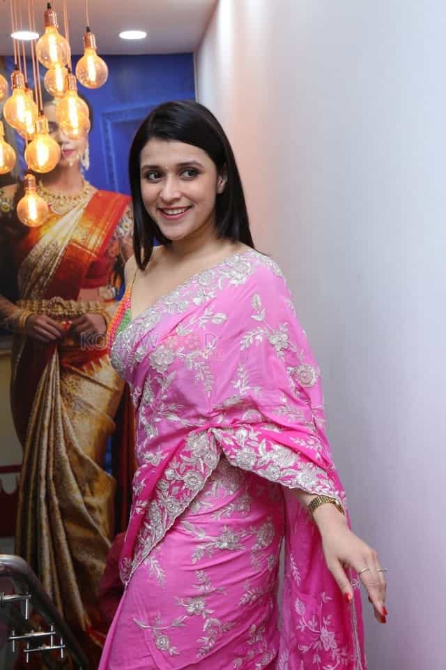 Mannara Chopra Launches Sri Krishna Silks Wedding Collections Photos 45