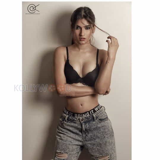 Model Karishma Sharma Hot Photos 12