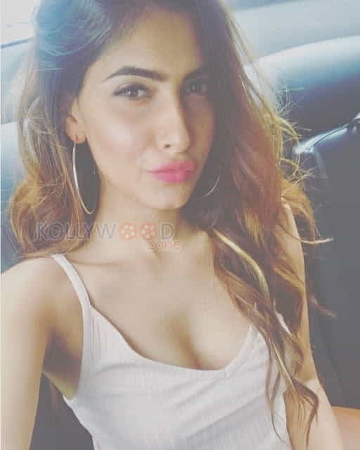 Ragini Mms Returns Heroine Karishma Sharma Sexy Photos 01