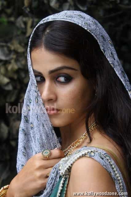 Sexy Genelia In Urumi Stills 02