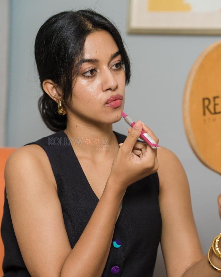 Stunning Mirnalini Ravi in a Black Bodycon Mini Dress with Floral Print Pictures 03