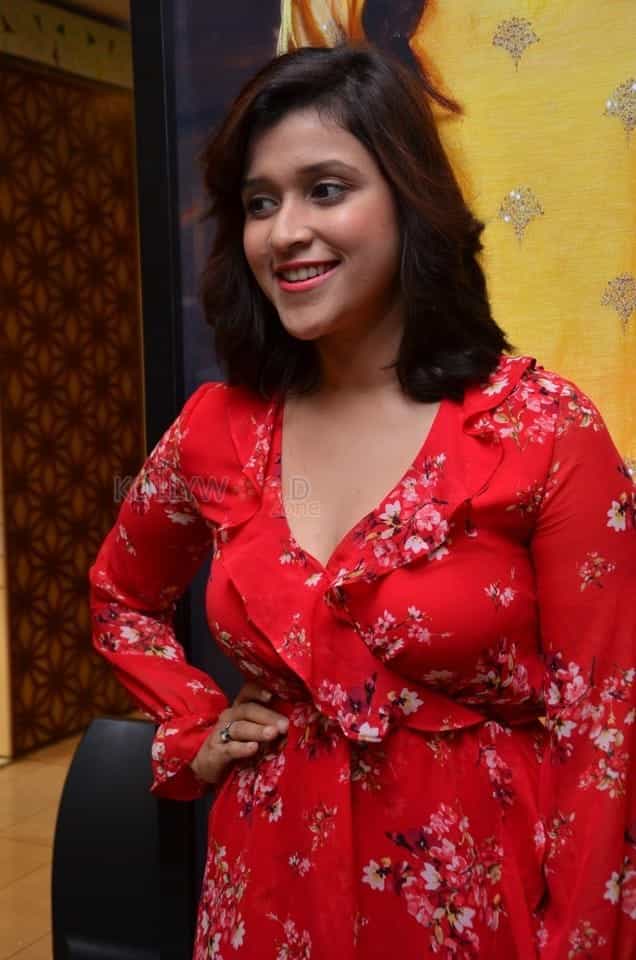 Telugu Actress Mannara Chopra At Breya Store Launch Photos 13