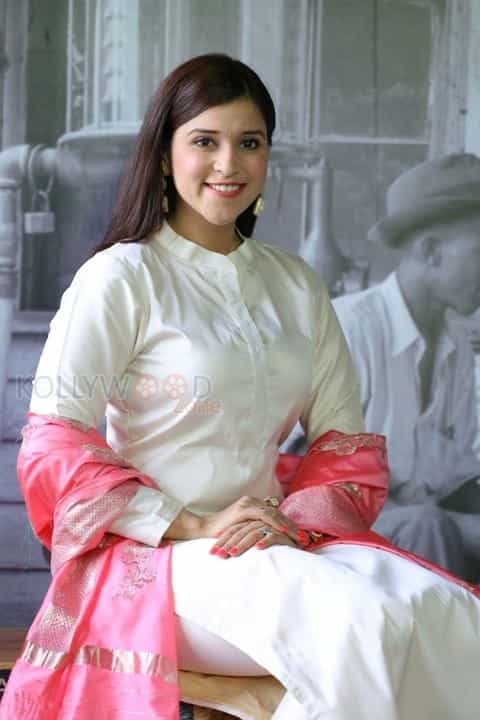 Telugu Actress Mannara Chopra New Pics 08