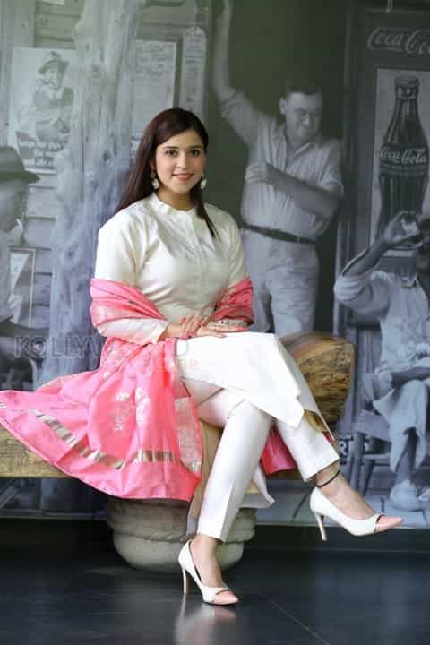 Telugu Actress Mannara Chopra New Pics 16