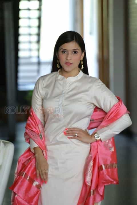 Telugu Actress Mannara Chopra New Pics 19