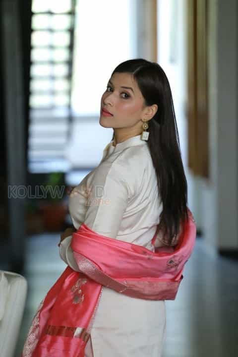 Telugu Actress Mannara Chopra New Pics 23