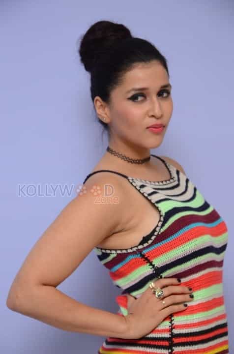 Telugu Actress Mannara Chopra New Stills 17