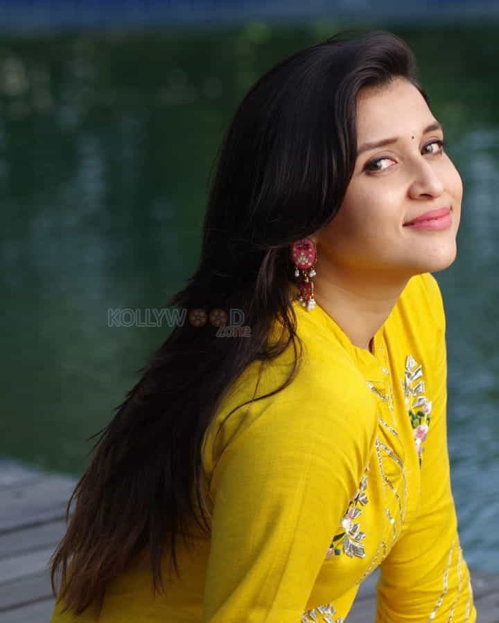 Telugu Actress Mannara Chopra Photoshoot Pics 08