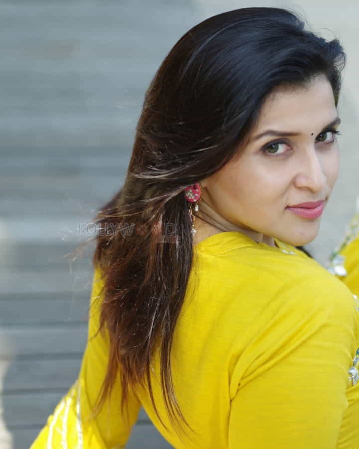 Telugu Actress Mannara Chopra Photoshoot Pics 11