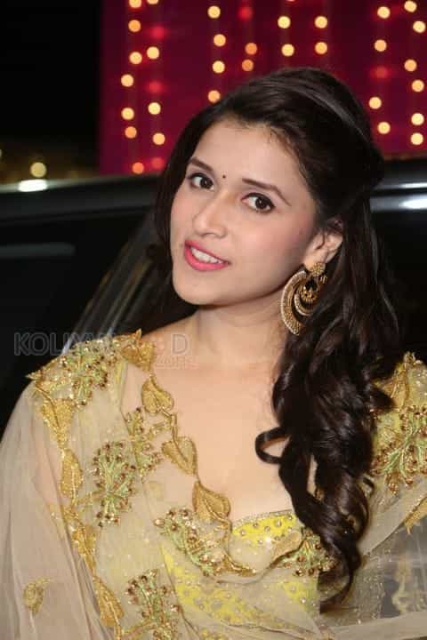 Telugu Heroine Mannara Chopra Photos 04