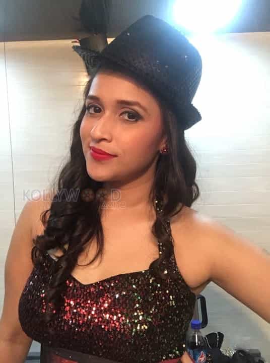 Tollywood Heroine Mannara Chopra Pictures 19