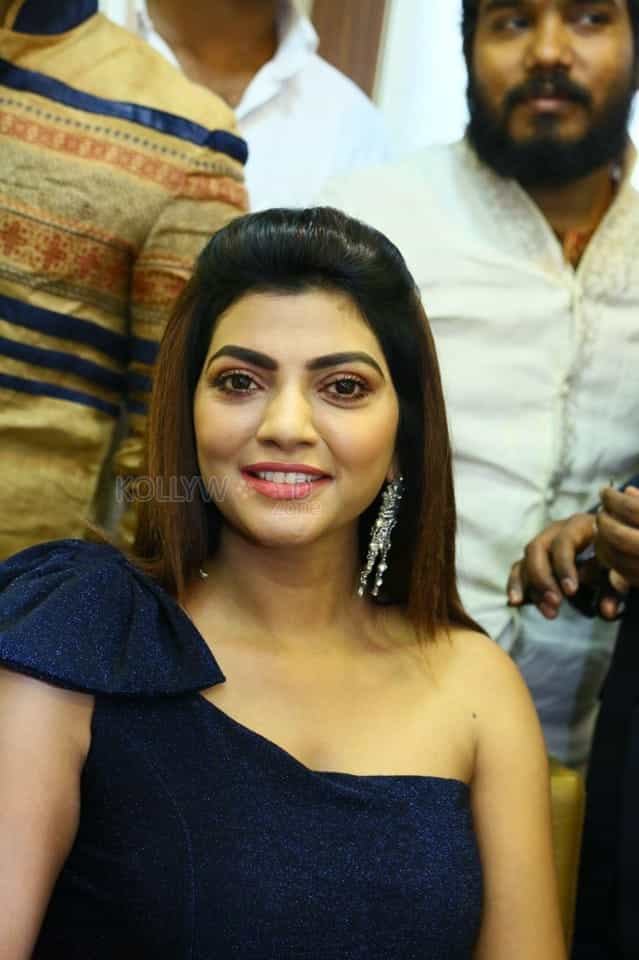 Actress Lahari At Boss Hair Beauty Salon Launch Photos 06