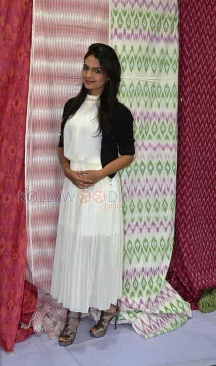 Actress Neha Deshpande At Pochampally Ikat Art Mela Photos 02