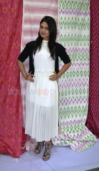 Actress Neha Deshpande At Pochampally Ikat Art Mela Photos 03