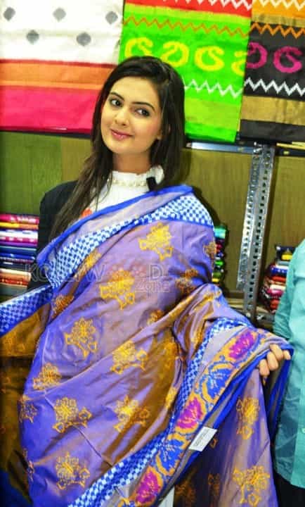 Actress Neha Deshpande At Pochampally Ikat Art Mela Photos 08