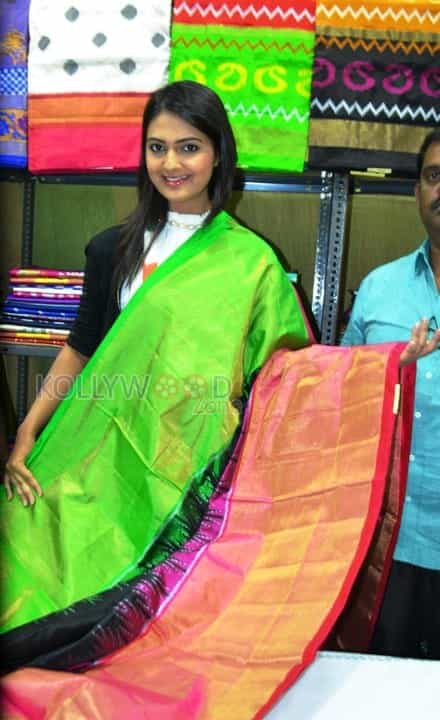 Actress Neha Deshpande At Pochampally Ikat Art Mela Photos 10