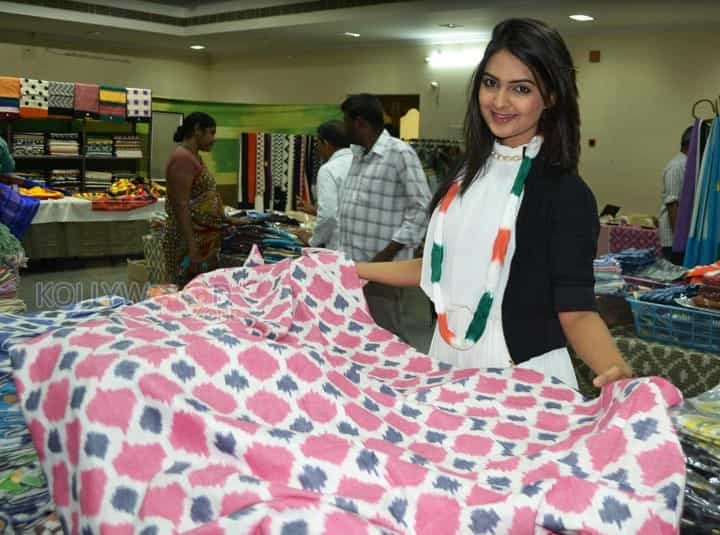 Actress Neha Deshpande At Pochampally Ikat Art Mela Photos 11