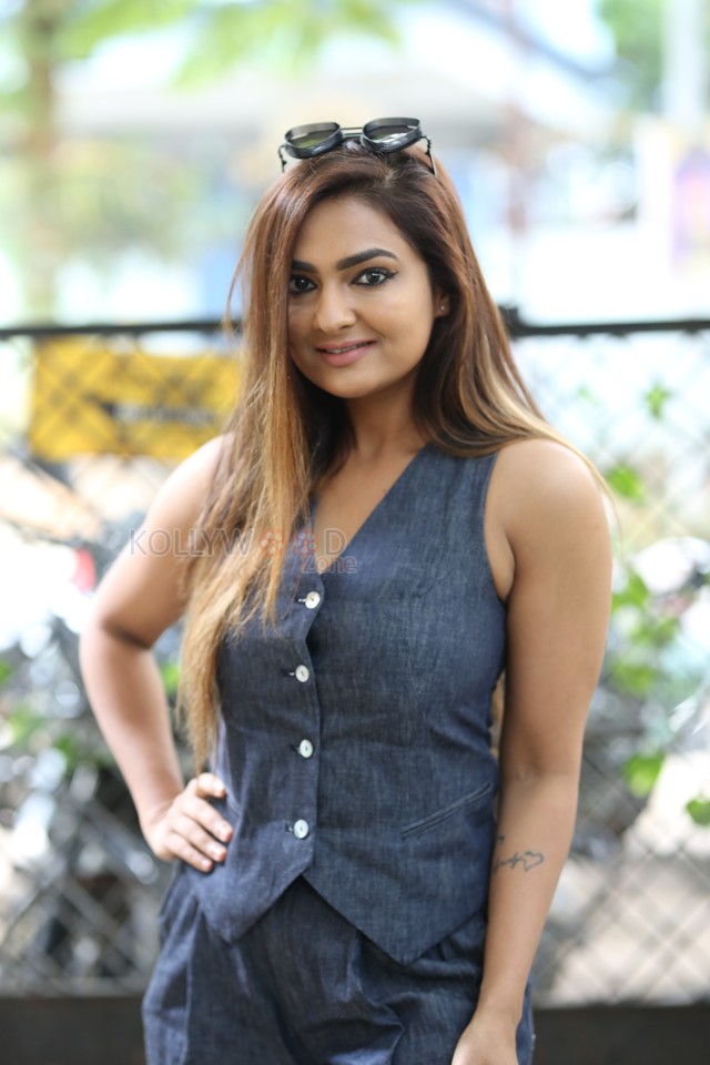 Actress Neha Deshpande at O Andala Rakshasi Press Meet Stills 05