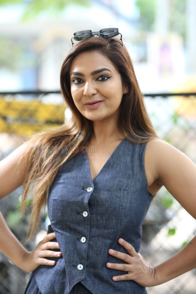 Actress Neha Deshpande at O Andala Rakshasi Press Meet Stills 06