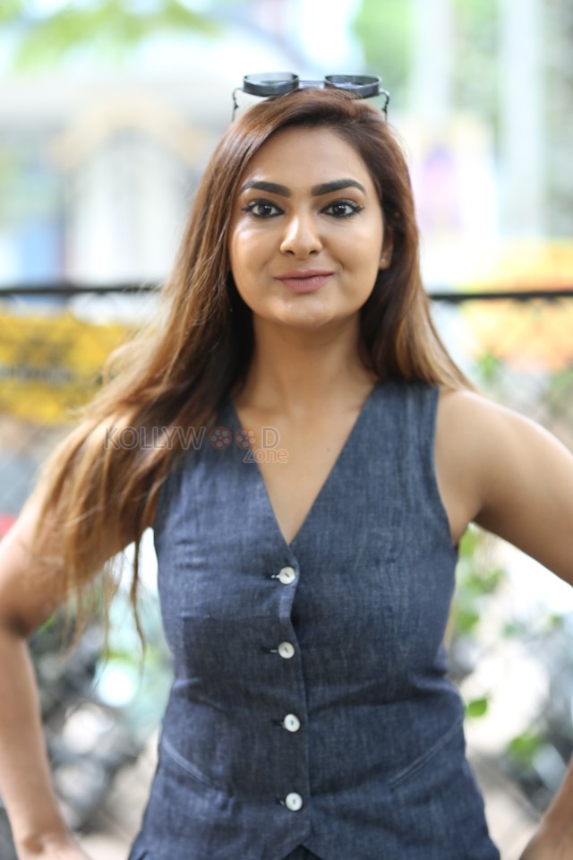 Actress Neha Deshpande at O Andala Rakshasi Press Meet Stills 19