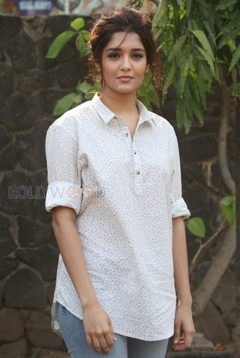 Actress Ritika Singh At Sivalinga Press Meet Stills 03