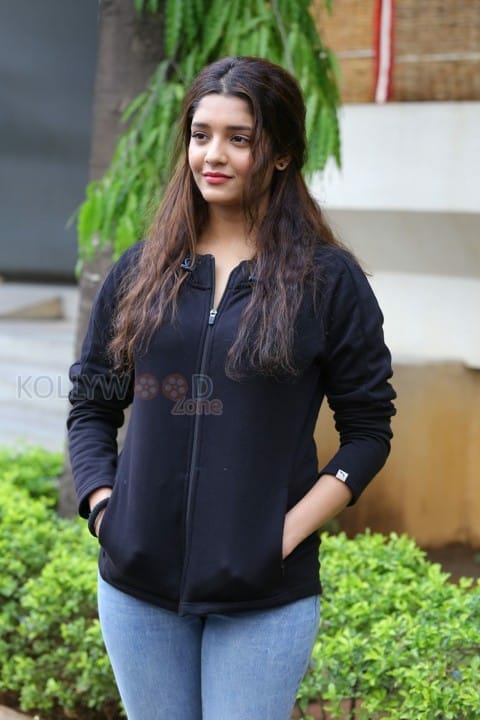 Actress Ritika Singh New Stills 03