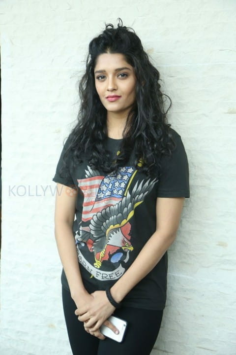 Actress Ritika Singh Photos 11